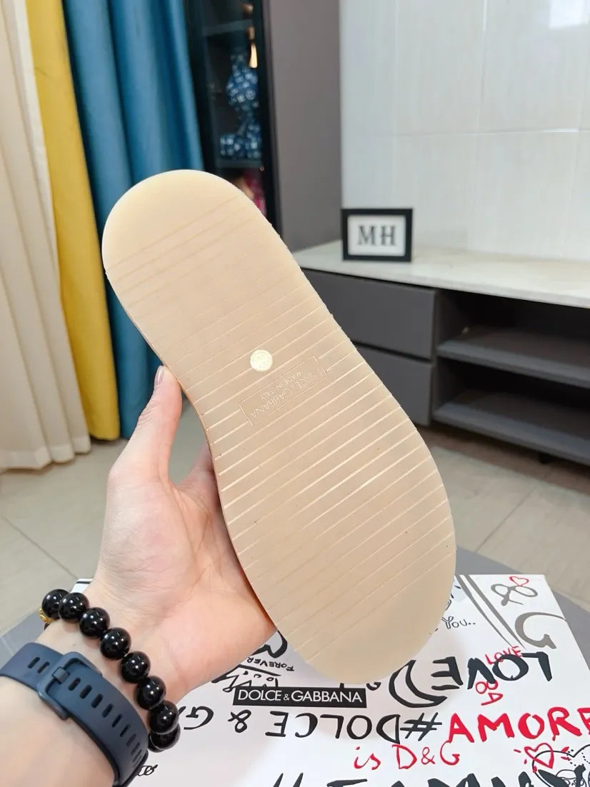Men's shoes 💰340🌹🌹 (dg) New men's slippers, high-end boutique, leather puff upper with exquisite embossed logo decoration, fine workmanship, super soft sole, casual, loose and comfortable, a must-have in summer! \nsize：38-44